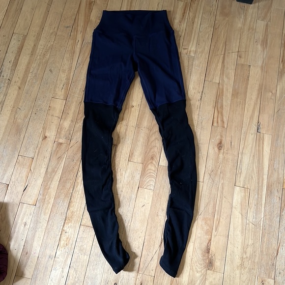 ALO Yoga Leggings, Navy and Black, Size XS. - Picture 2 of 3